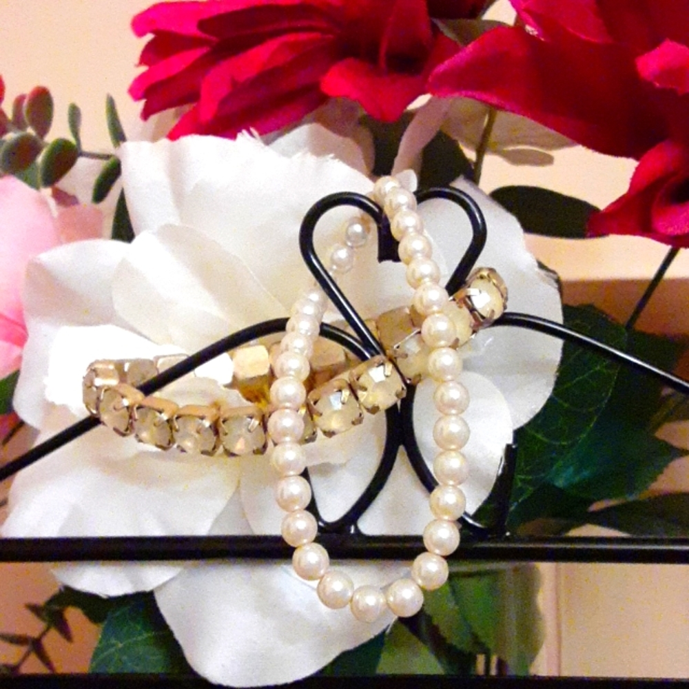 Pair of vintage costume bracelets- One pearl, the other pale yellow.